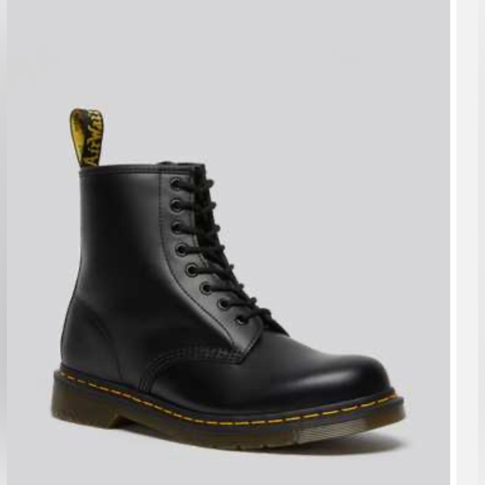 Dr. Martin 8 eye Black Boot